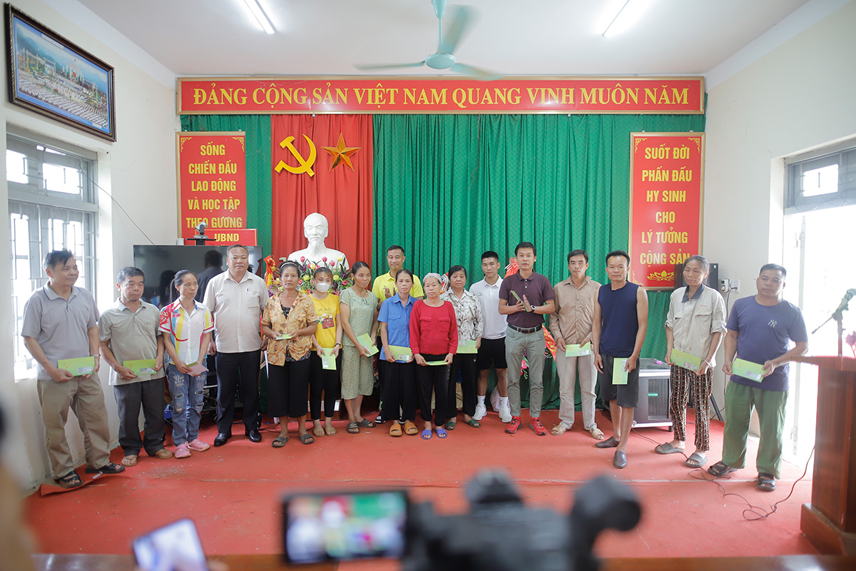 Hòa Bình FC tham gia thiện nguyện tại huyện Lạc Sơn